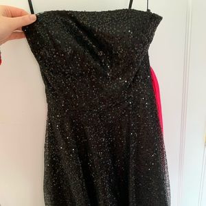 Short sequenced sparkly dress. Strapless.